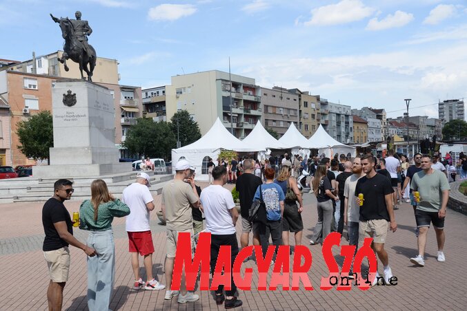 A buli valójában már kora délután megkezdődött, a Halpiacon, pontosabban a Köztársaság
téren felállított sátorban lehet a megvásárolt belépőjegyet karkötőre becserélni, az ismerkedés
már itt megkezdődik (Fotó: Dávid Csilla felvétele) A buli valójában már kora délután megkezdődött, a Halpiacon, pontosabban a Köztársaság
téren felállított sátorban lehet a megvásárolt belépőjegyet karkötőre becserélni, az ismerkedés
már itt megkezdődik (Fotó: Dávid Csilla felvétele)