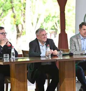 Društveno-politička diskusija 4. Letnjeg festivala „Nyárhangoló” nosila je naslov: Dokle su stigli Mađari Karpatskog basena od promene društvenog uređenja? (fotografija Andraša Otoša)