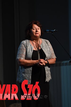 Linka B. Gabriella művelődési elnök köszönti a közönséget (Ótos András felvétele) Linka B. Gabriella művelődési elnök köszönti a közönséget (Ótos András felvétele)