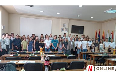 A színkitűnő diákok Szatmári Adrián polgármesterrel (Fotó: Kazinczy Paszterkó Diana)