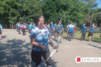 Bata Aranka, a Veterán Paraíjász-egyesület elnöke a bemelegítő edzés közben (Fotó: Kaznczy Paszterkó Diana)