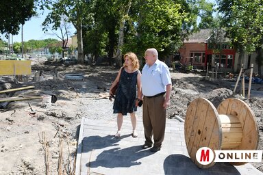 Valka Károly, Kúla község alpolgármestere és Hugyik Karolina tartományi képviselő megtekintette a parkban folyó munkálatokat (Fotó: Paraczky László)