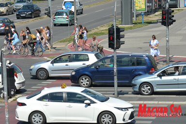 A Mercator bevásárlóközpont előtti útkereszteződés talán a legforgalmasabb a belvárosban (Fotó: Dávid Csilla)