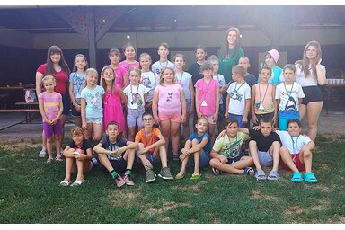 A vegytant kedvelő gyerekek csoportképe a táborvezetőkkel