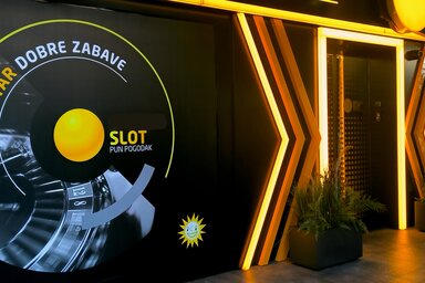 Sokszor sajnos éppen a fiatalok „szórakozóhelye” a fogadóiroda / Dávid Csilla fotója