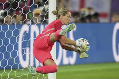 Jennifer Falk parádézott a kapuban, a döntő tizenegyest viszont jócskán fölé rúgta (Beta/AP)
