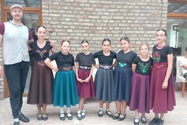 Szakács Tamás a kúlai fiatal táncosokkal (Fotó: Hugyik Karolina)