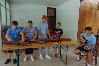 A citerásokkal Kocsis Erik foglalkozik (Fotó: Vidács Hajnalka)