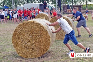 A falunapon a hengerbála guritás az egyik legnépszerűbb versenyszám (Gergely Árpád felvétele)