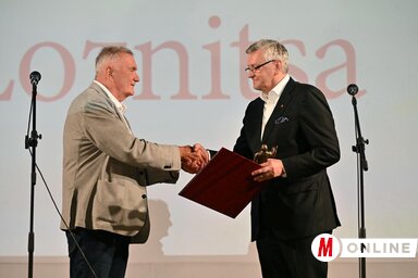 Dušan Kovačević, a fesztiváltanács elnöke gratulál Szergej Loznyicának (Molnár Edvárd felvétele) Dušan Kovačević, a fesztiváltanács elnöke gratulál Szergej Loznyicának (Molnár Edvárd felvétele)