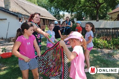 A rajzolást és a kézműves-foglalkozást ügyességi játékok követték a tájház udvarán (Fotó: Kazinczy Paszterkó Diana)