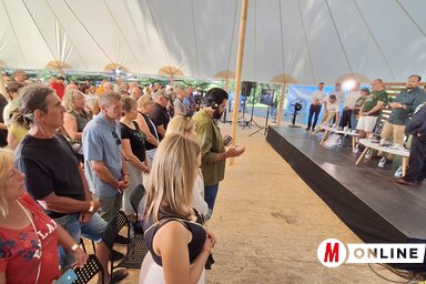 Egy hely, ahol hajnalig lehet vitázni, eszmecseréket folytatni – Képünkön a Tusványos nyitórendezvénye (Ótos András felvétele)