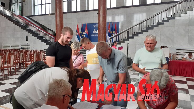 Zajlik a szerződések aláírása (Fotó: Dancsó Áron) Zajlik a szerződések aláírása (Fotó: Dancsó Áron)