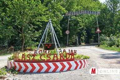 Az üdülőtelep bejárata a minikörforgalommal (Gergely Árpád felvétele)