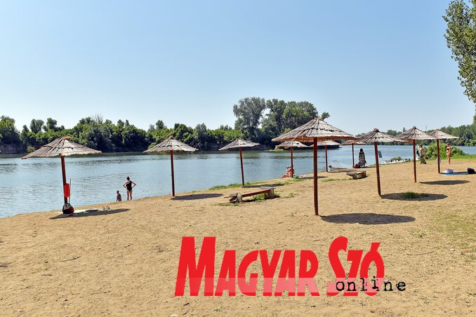 A csárdai strand friss homokkal és napernyőkkel várja a fürdőzőket (Gergely Árpád felvétele)
