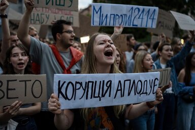 Kedd este Kijevben a kormány és Zelenszkij ellen tüntettek (Fotó: AP via Beta)