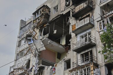 Megrongálódott lakóépület az orosz dróntámadást követően Odesszában (Fotó: AP via Beta)