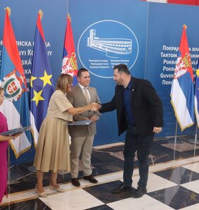 Žombor Ujvari (Kanjiža) preuzima ugovor od Maje Gojković i Roberta Otota (fotografija Tamaša Kopasa)