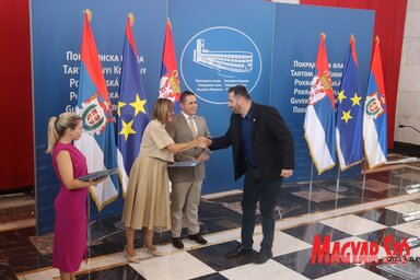 Žombor Ujvari (Kanjiža) preuzima ugovor od Maje Gojković i Roberta Otota (fotografija Tamaša Kopasa)