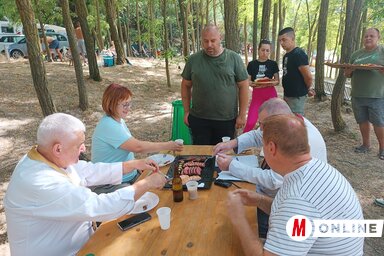 A zsűri értékeli a sülteket (Kazinzy Paszterkó Diana felvétele)