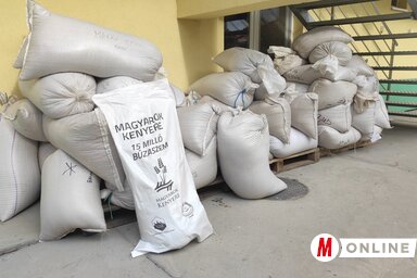 Eddig csaknem két tonna búzát adtak le a VASZ székházában (Horváth Attila felvétele)