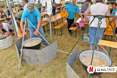 Mindenkinek jutott a készülő pörköltből (Gergely Árpád felvétele)