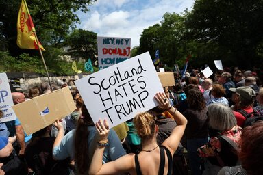 Donald Trump ellen tüntetők egy csoportja az amerikai konzulátus edinburgh-i épületének közelében (Fotó: thepeninsulaqatar.com)