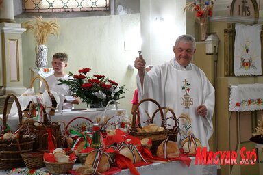 Szabadi Károly plébános megszenteli az új búzából sütött kenyeret  (Paraczky László felvétele)