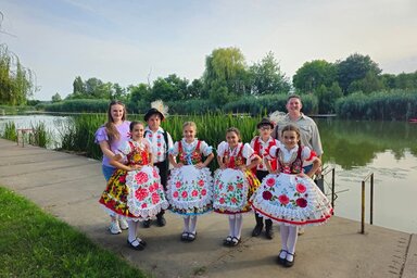 A gombosi Arany János MME néptáncosai a bezdáni találkozón (Fotó: Arany János MME, Gombos)
