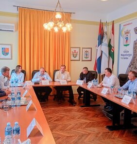 U gradskoj kući Kanjiže održan je sastanak između mesnih i sekeljskih stručnjaka, kao i stručnjaka iz Mađarske (fotografija Klementine Bajić Jenei)
