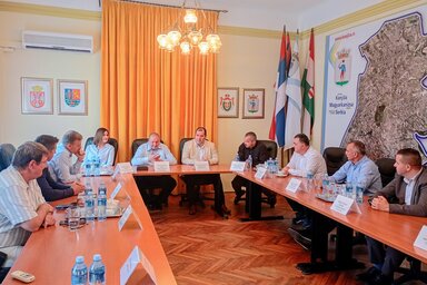 U gradskoj kući Kanjiže održan je sastanak između mesnih i sekeljskih stručnjaka, kao i stručnjaka iz Mađarske (fotografija Klementine Bajić Jenei) U gradskoj kući Kanjiže održan je sastanak između mesnih i sekeljskih stručnjaka, kao i stručnjaka iz Mađarske (fotografija Klementine Bajić Jenei)