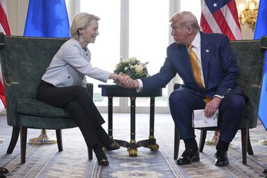 Ursula von der Leyen EB-elnök és Donald Trump amerikai államfő kezet fogott a sikeresnek minősített tárgyalás után (Fotó: AP via Beta)
