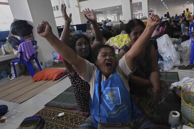 Otthonaikból elmenekült thai lakosok ünneplik a bejelentett tűzszünetet (Fotó: AP via Beta)