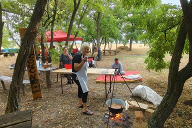 Bográcsban rotyogott a paprika, a paradicsom és a hagyma (Horváth Zsolt felvétele)