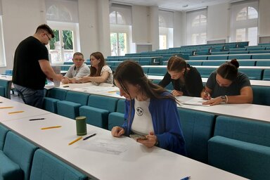 A jövendőbeli hallgatók kitöltötték a jelentkezési lapokat (Fotó: Kolovity Edina)