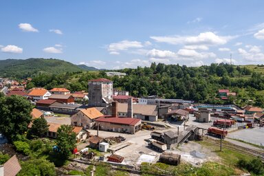 A drónnal készített felvételen a parajdi sóbánya turisztikai részlegének valamikori bejárata látható (Fotó: MTI)