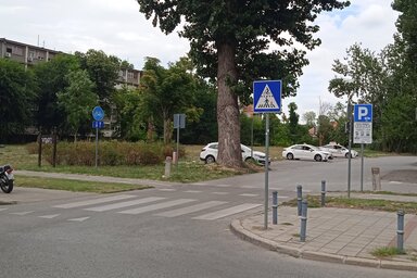 A 8-as és az 1-es buszok végállomásánál vallási objektumot terveznek építeni, a bejelentés 2024 tavaszán nagy port kavart a nyilvánosságban (Szeli Balázs felvétele)