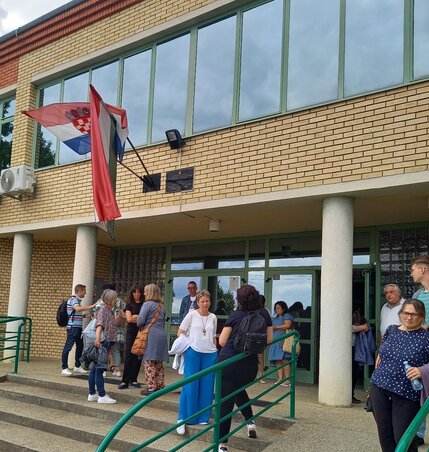 Eszéken a HMOMK bejáratánál (Stanyó Tóth Gizella felvétele)
