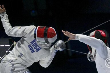 Koch Máté (b) és a japán Kano Koki a férfi párbajtőrözők csapatversenyének döntőjében a tbiliszi vívó-világbajnokságon 2025. július 30-án. MTI/Czeglédi Zsolt