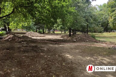 A parkban található játszótér felújítása a múlt héten elkezdődött (Horváth Attila felvétele)