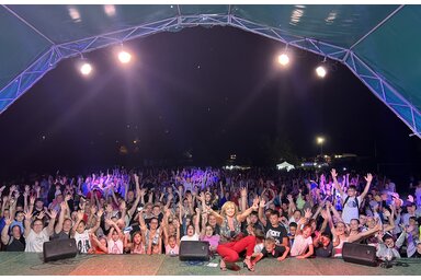 Fotó a színpadról a pacséri koncert után (Bogdán Csaba felvétele)