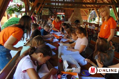 Faeszközök és -játékok készülnek Galambos István vezetésével (Fotó: Vidács Hajnalka)