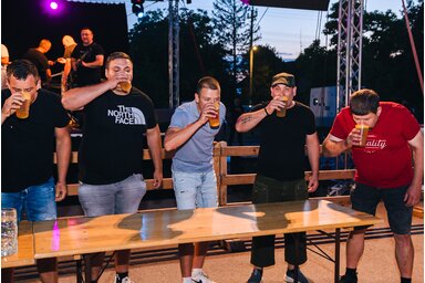 A sörivóverseny az egyik legközkedveltebb programelem (Kádár Barbara felvétele)