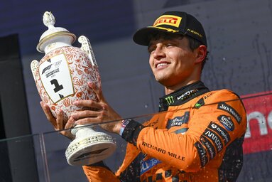 Lando Norris és az idén épségben maradt Herendi-trófea (Fotó: MTI)