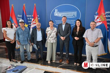 Dragica Ilić i Zoltan Tot sa jednom grupom onih, kojima su dodeljena sredstva (fotografija Andraša Otoša)