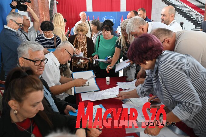 Predstavnici više desetina organizacija su svečano potpisali ugovore (fotografija Andraša Otoša) Predstavnici više desetina organizacija su svečano potpisali ugovore (fotografija Andraša Otoša)