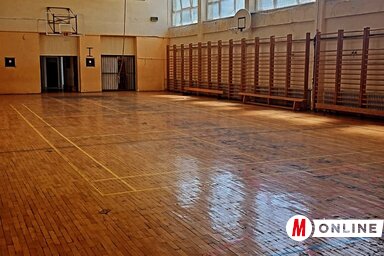 A szerbcsernyei általános iskola padlózata és ablakai várnak felújításra (Fotó: Vidács Hajnalka)