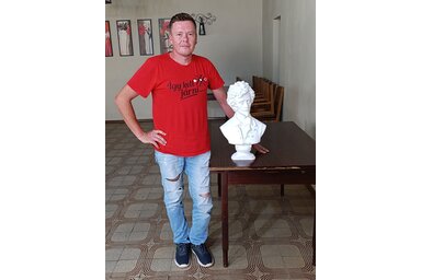 Gyuranik Adorján Petőfi-mellszoborral lepte meg a nagykikindaiakat (Fotó: Egység Művelődési Egyesület)