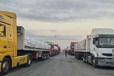 Humanitárius segélyt szállító teherautók (Fotó: AP via Beta)