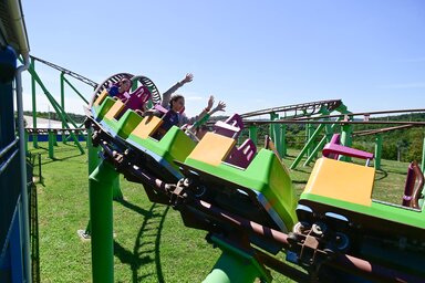 Gyerekek hullámvasutaznak a táborban (Forrás: Hankó Balázs)